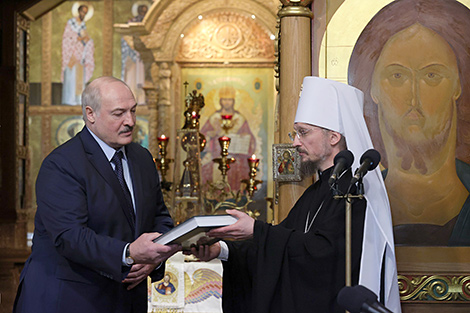 Митрополит Вениамин вручил главе государства книгу 