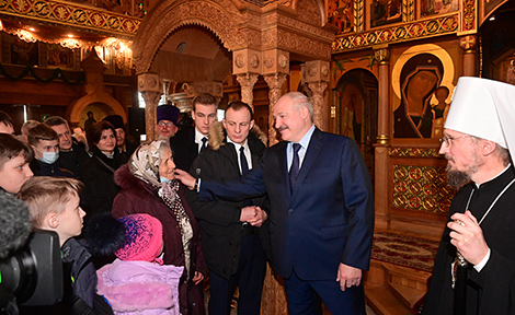 Александр Лукашенко и митрополит Вениамин с прихожанами храма