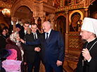 Александр Лукашенко и митрополит Вениамин с прихожанами храма