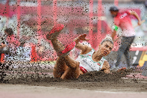 Прыгунья в длину Анастасия Мирончик-Иванова в квалификации ОИ-2020 в Токио