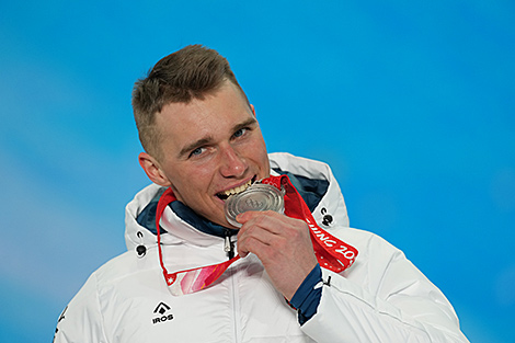 Anton Smolski is awarded an Olympic silver medal 