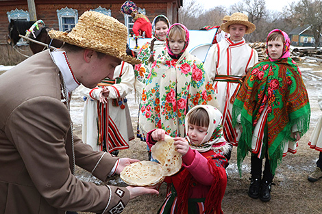 民俗仪式“圣烛节”在列利奇察地区举行