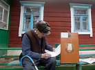 Mobile voting in the village of Danilovichi, Dyatlovo District, Grodno Oblast