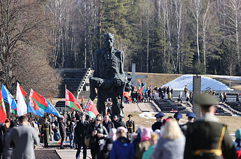 Церемония возложения в мемориальном комплексе 