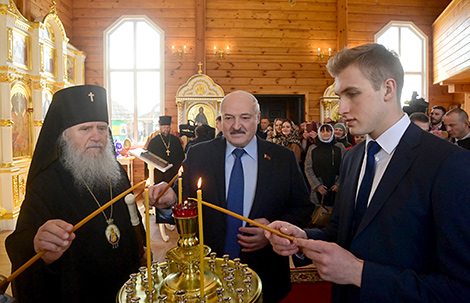 Александр Лукашенко зажег пасхальную свечу в храме Преображения Господня в Копыси