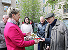 Vitebsk paratroopers stage a mini parade to congratulate a 100-year-old war veteran on Victory Day 