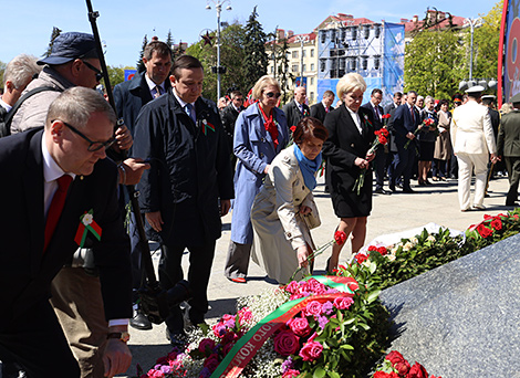 A solemn wreath laying ceremony at the Victory Monument in Minsk