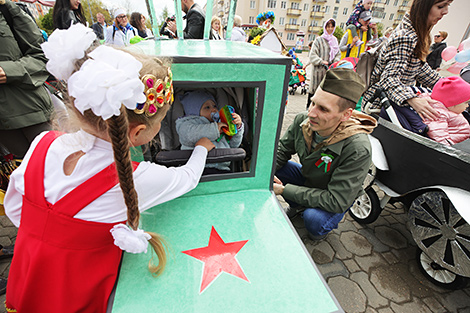 Дзень сям'і: маці з каляскамі прайшлі парадам па вуліцах Гродна
