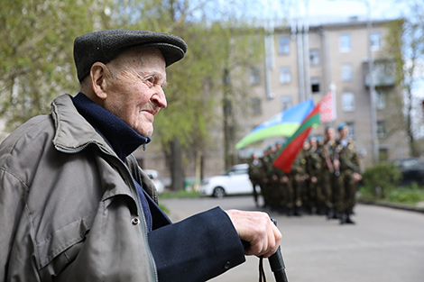维捷布斯克伞兵以迷你阅兵式祝贺了100岁的老兵