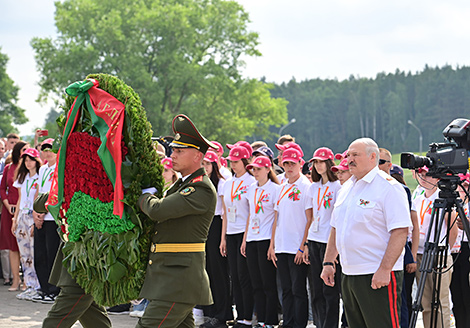 Цырымонія ўскладання кветак і вянкоў у мемарыяльным комплексе 