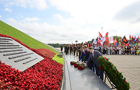 Віктар, Мікалай і Дзмітрый Лукашэнкі ўскладваюць кветкі