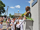 杨卡·库帕拉半身像（中国雕塑家吴为山的作品）在奥尔沙地区科佩西村揭幕