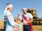 Первого трехтысячника на зерноуборке чествовали в Витебской области