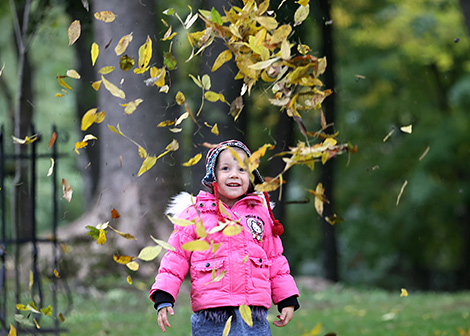 Children are having fun in the Gomel palace and park 
