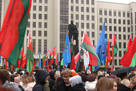 Возложение цветов к памятнику Ленину на площади Независимости в Минске
