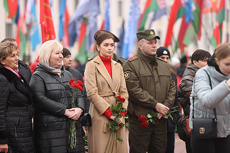 Возложение цветов к памятнику Ленину на площади Независимости в Минске