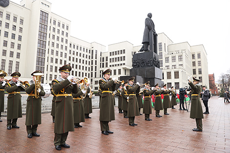 Возложение цветов к памятнику Ленину на площади Независимости в Минске