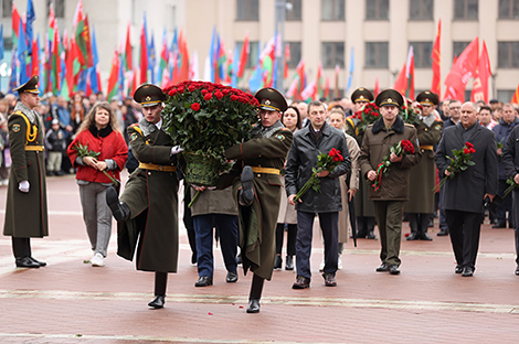 Возложение цветов к памятнику Ленину на площади Независимости в Минске
