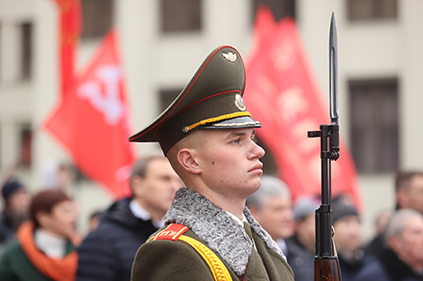 Возложение цветов к памятнику Ленину на площади Независимости в Минске