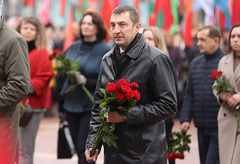 Возложение цветов к памятнику Ленину на площади Независимости в Минске
