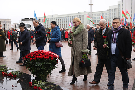 Возложение цветов к памятнику Ленину на площади Независимости в Минске