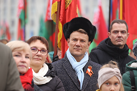 Возложение цветов к памятнику Ленину на площади Независимости в Минске
