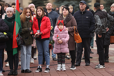Возложение цветов к памятнику Ленину на площади Независимости в Минске