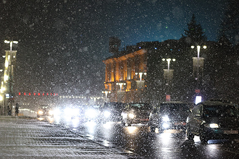 在独立大街的高峰时间在多雪的天气