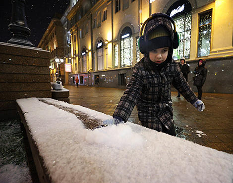 明斯克居民为第一场雪感到高兴