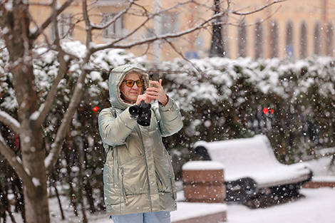 夜降雪后的明斯克街道