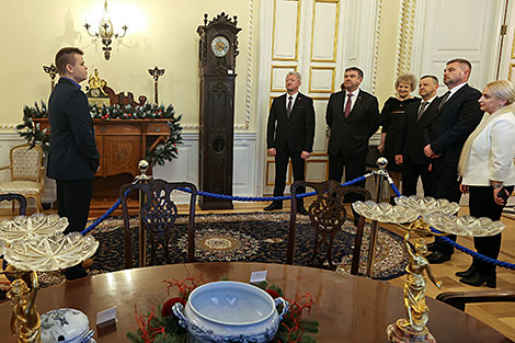 Экскурсія па залах палаца для ўдзельнікаў цырымоніі адкрыцця