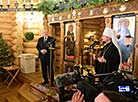 Александр Лукашенко и митрополит Вениамин с прихожанами храма