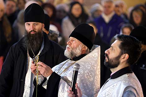 Протоиерей Федор Повный во время освящения воды 