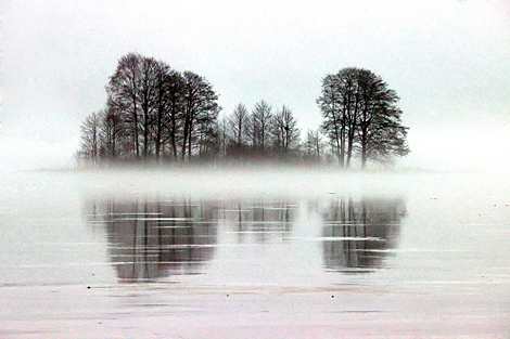 奇吉林斯基水库的有雾的早晨