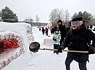 Народные забавы: доставание горшка из печи с помощью ухвата  