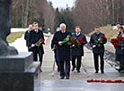 Александр Лукашенко возложил цветы к монументу "Непокоренный человек"