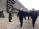Александр Лукашенко возложил венок к Вечному огню 