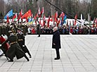 Александр Лукашенко возложил венок к Вечному огню 