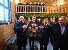 Александр Лукашенко зажег свечу в храме Рождества Пресвятой Богородицы 
