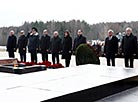 Высшие должностные лица возложили цветы к Вечному огню в "Хатыни"