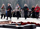 Церемония возложения цветов в мемориальном комплексе "Хатынь"