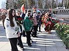 Церемония возложения цветов в мемориальном комплексе "Хатынь"