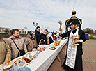信徒在维捷布斯克教堂奉献复活节食物