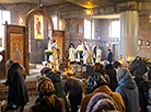 东正教信徒在布雷斯特的神庙中奉献食物