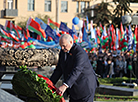 亚历山大·卢卡申科在明斯克胜利纪念碑献花圈