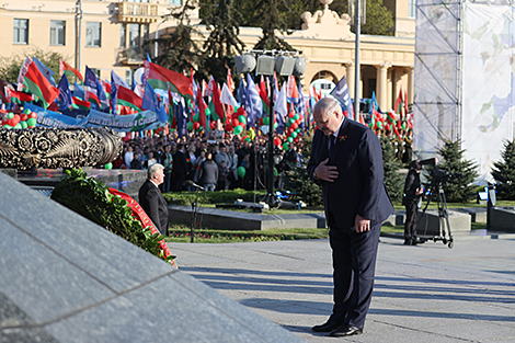 亚历山大·卢卡申科在明斯克胜利纪念碑献花圈