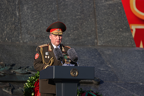 白俄罗斯国防部长维克多·赫列宁在仪式上