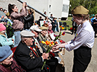 Young people wish Happy Victory Day to war veteran in Mogilev