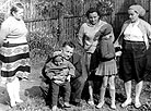 Иван Шамякин с родственниками в деревне Терюха (50-е годы)