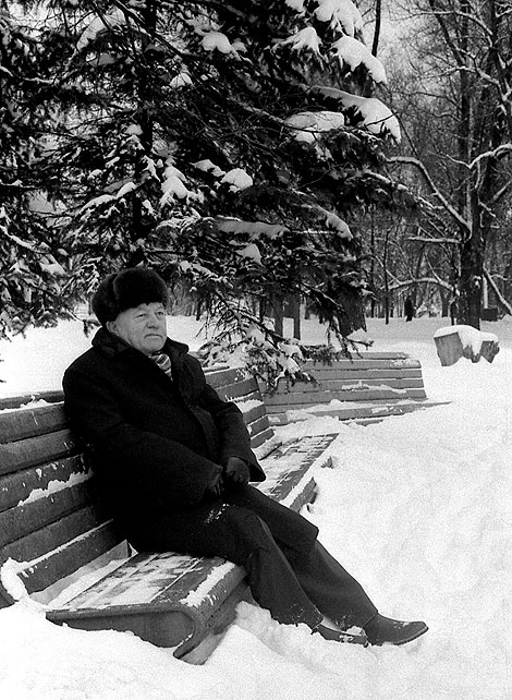 Народный писатель Иван Шамякин на прогулке
